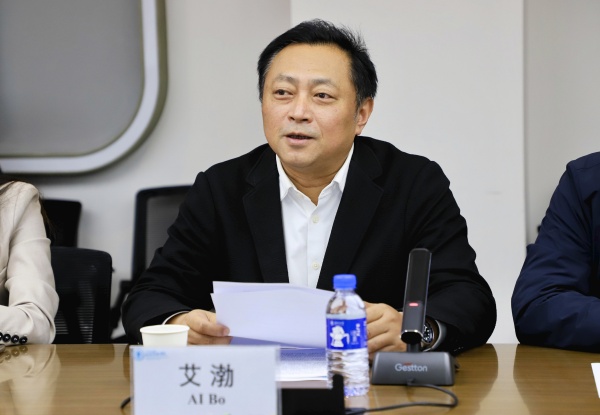 艾渤校长.jpg